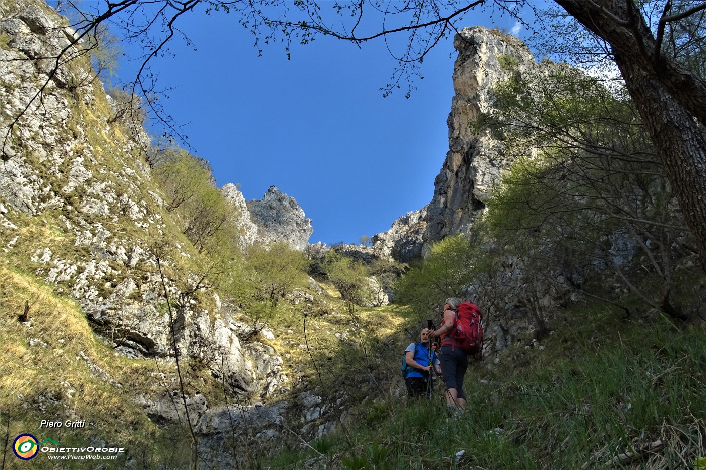 26 'Pass-Canal Catif', incassato tra pareti rocciose e 'vigilato' dalla guglia affilata della Corna Torella. .JPG